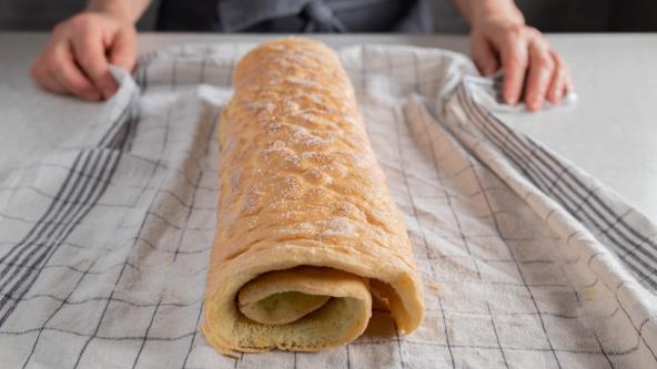 Patišpanj kora uvijena u rolat na krpi