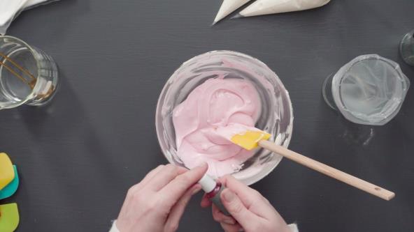 Šećerna glazura za rozen kocke i druge sitne kolače u činiji