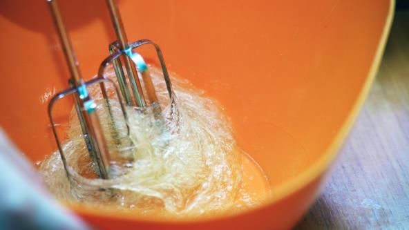 Mućenje belanaca u činiji mikserom