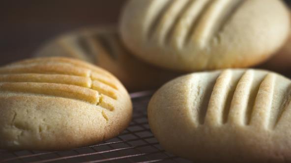 Hrskavi keksići od griza na stolu