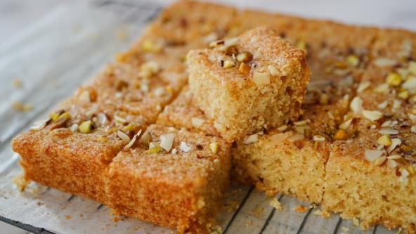 Sočni kolač od griza i kefira sa orašastim plodovima na stolu
