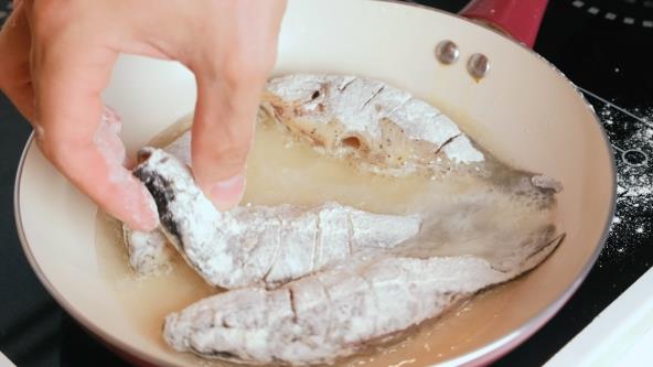 Prženje ribe u tiganju