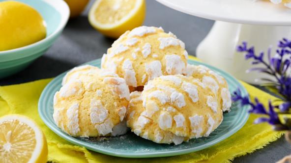 Raspukanci sa limunom na tanjiru na stolu