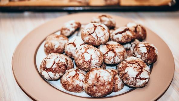 Raspukanci sa orasima na tanjiru na stolu