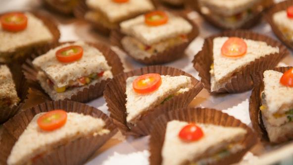 Mini sendviči sa tunjevinom u paradajz sosu