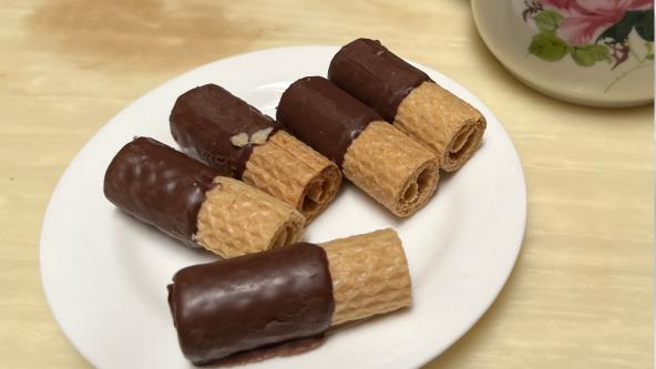 Rolnice od oblandi na tanjiru na stolu