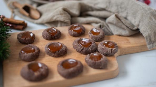 Medeni kolačići sa kakaom i cimetom na dasci