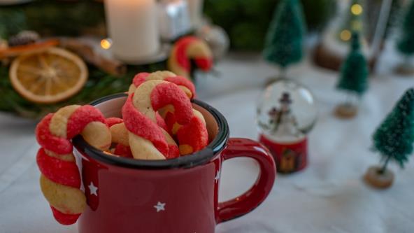 Lizalica keks u šolji na stolu za praznike