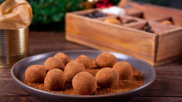 Tiramisu plazma kuglice na tanjiru sa kakaom