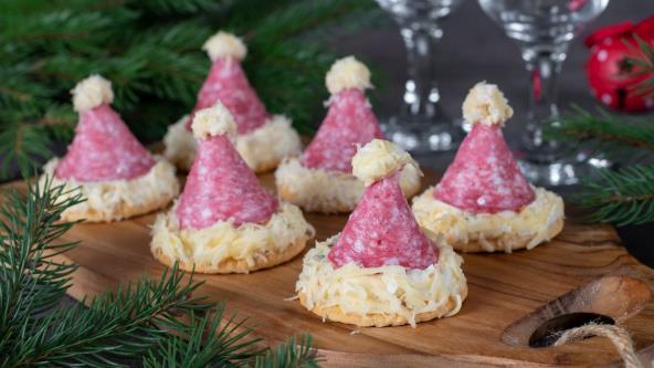 Deda Mrazove kapice od salame i sira na dasci za praznike