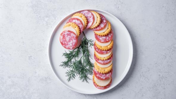Lizalica od salame, sira i krekera na tanjiru za praznike