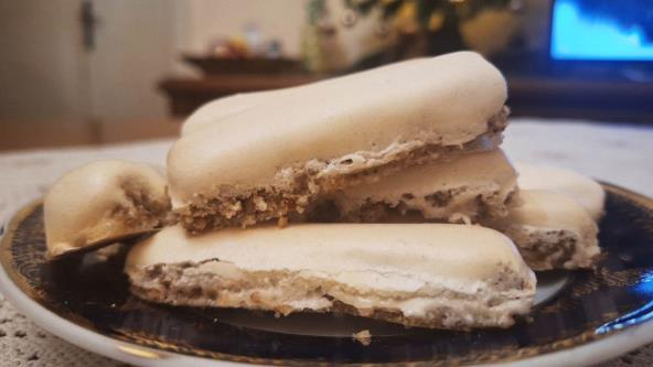 Starinske bele štanglice od oraha na tanjiru