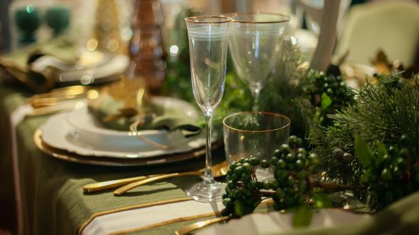 Novogodišnja zelena dekoracija stola