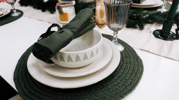 Novogodišnja zelena dekoracija stola