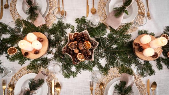 Novogodišnja zelena, zlatna i prirodna dekoracija stola