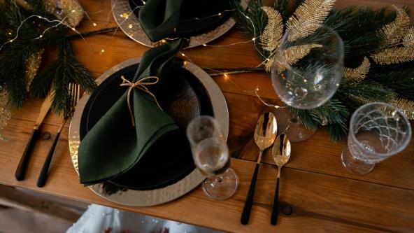 Novogodišnja zelena i zlatna dekoracija stola