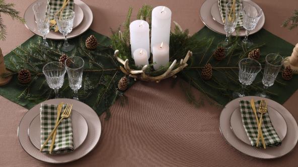 Novogodišnja zelena dekoracija stola