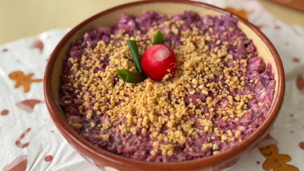 Posna slata od ljubičastog kupusa i kikirikija u činiji sa rotkvicom