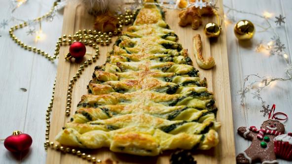 Jelka od lisnatog testa sa pestom za Novu godinu