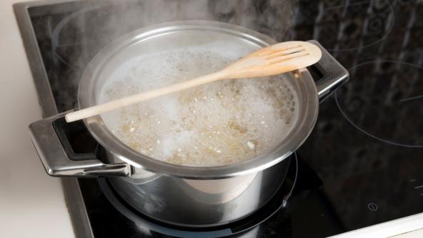 Kupuća voda u loncu sa drvenom varjačom