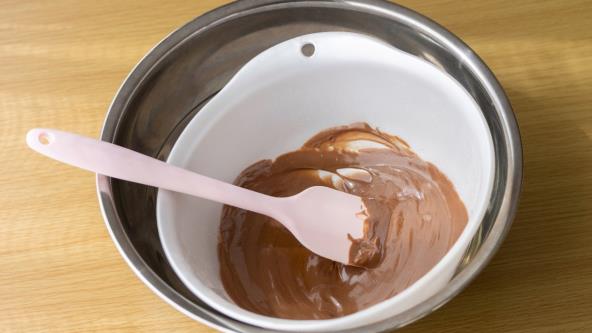 Topljenje čokolade u metalnoj posudi sa toplom vodom