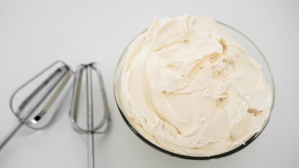 Švajcarska puter krema u činiji