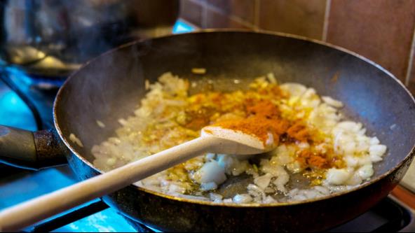 Dinstanje luka u tiganju sa alevom paprikom