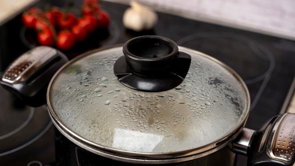 Šerpa sa poklopcem na šporetu