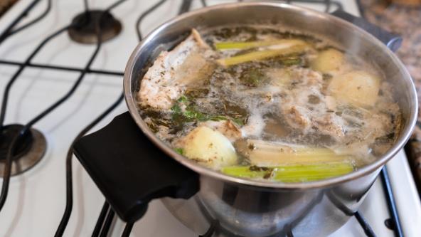 Kuvanje supe u šerpi na šporetu