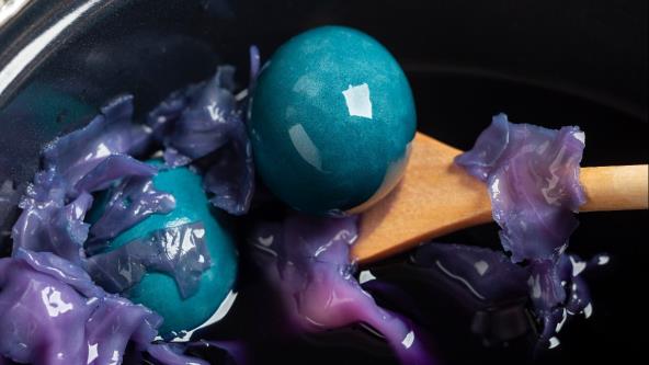 Plava uskršnja jaja u šerpi sa ljubičastim kupusom