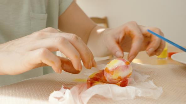 Žena farbajaja uz pomoć salvete