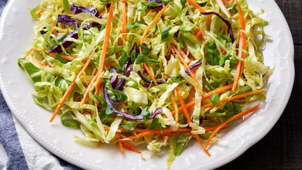 Šarena kupus salata sa sirćetom u belom tanjiru