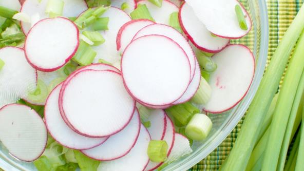 Prolećna salata sa rotkvicama i mladim lukom