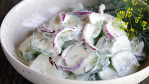 Kremasta salata od krastavaca sa mirođijom u činiji