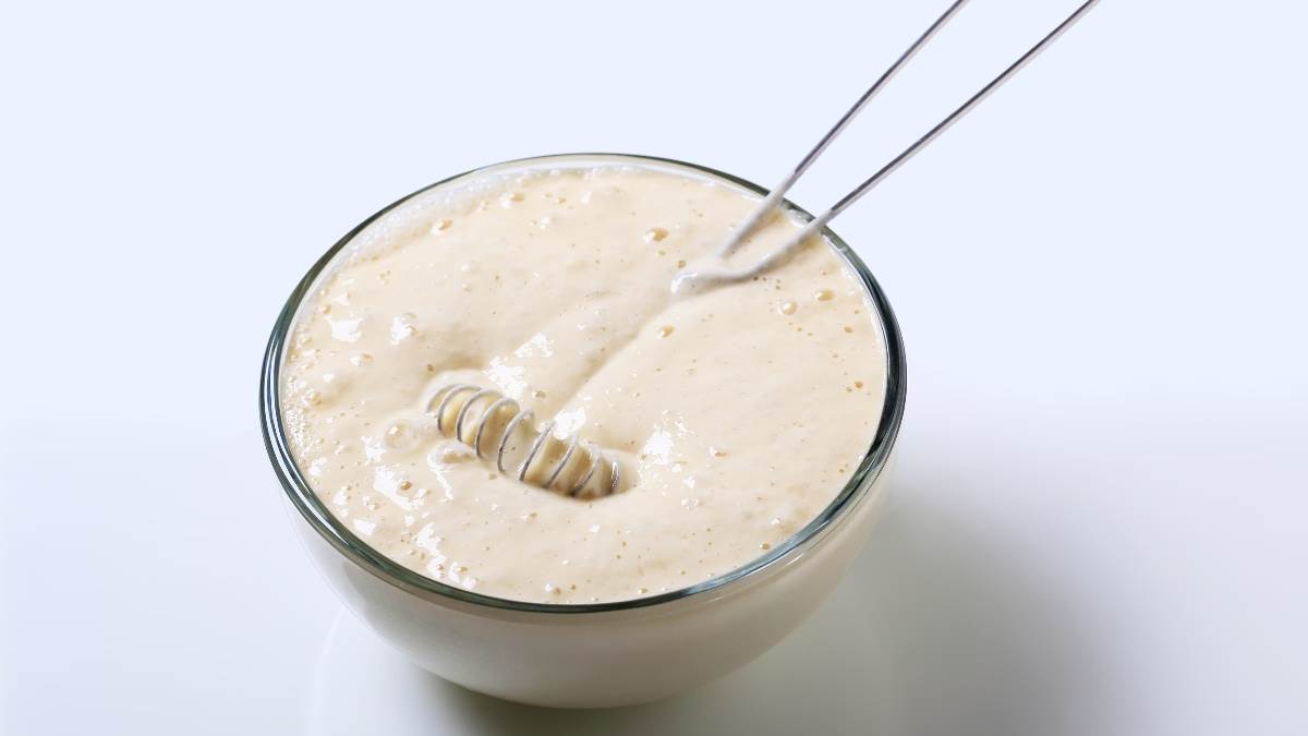 Testo za kajzeršmarn u činiji sa mutilicom