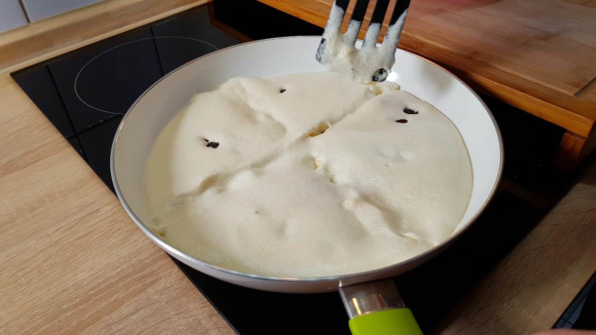 Smesa za kajzeršmarn se peče u tiganju