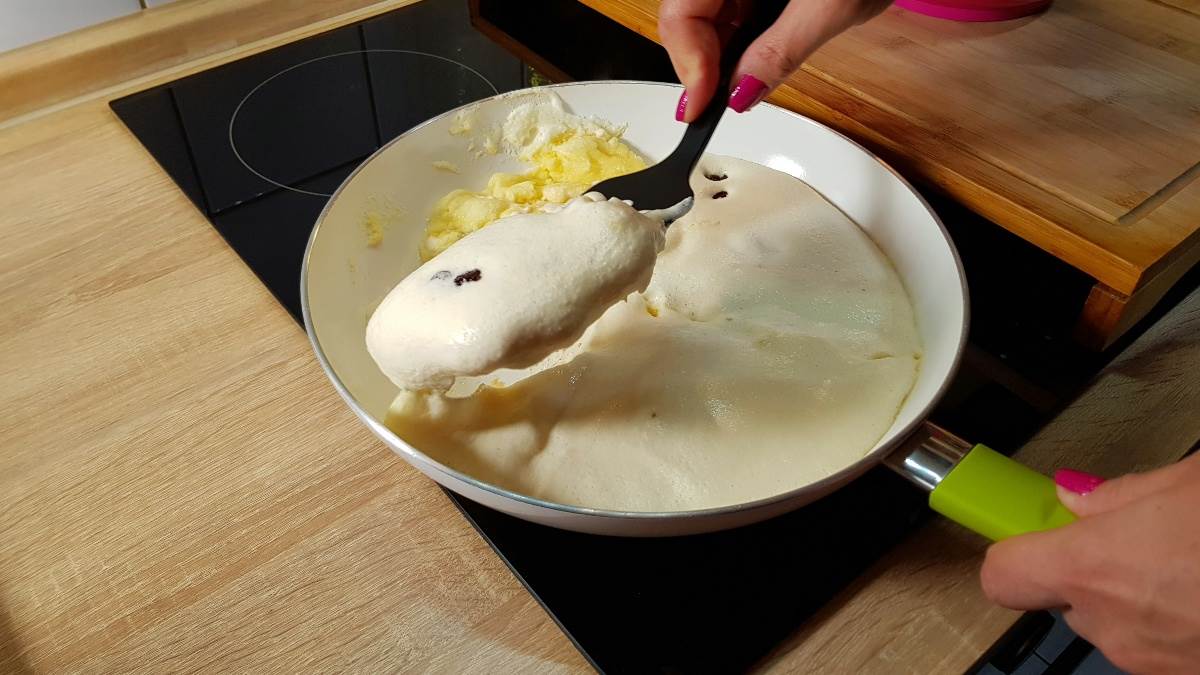 Kajzeršmarn u tiganju, žena okreće špatulom