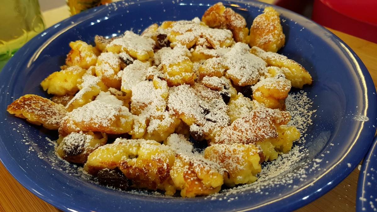 Kajzeršmarn na plavom tanjiru posut šećerom