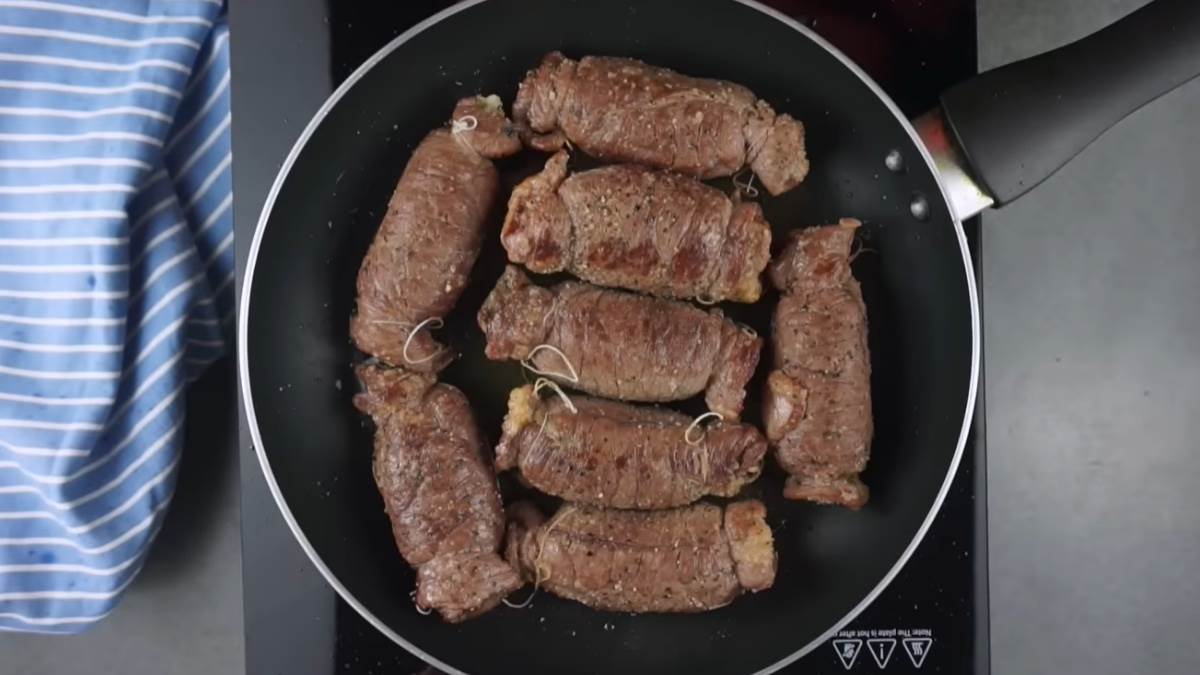 Prženje rolnica od mesa na ulju u tiganju