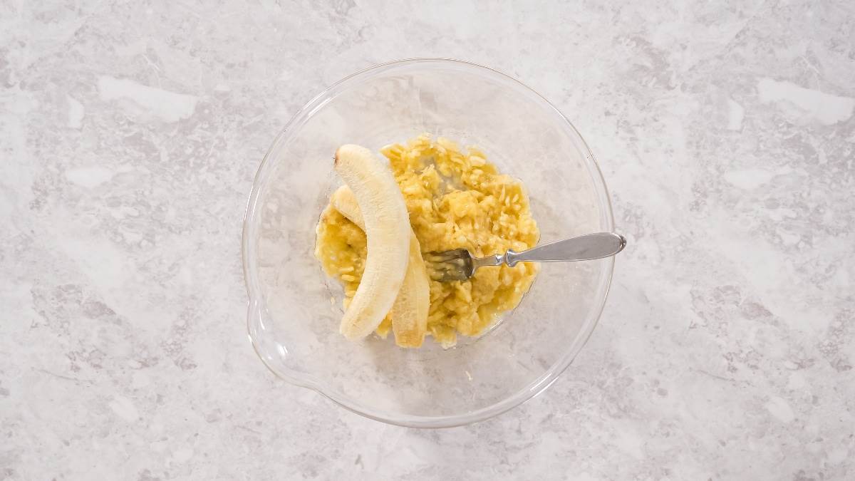 Gnječenje banane za banana hleb u staklenoj činiji