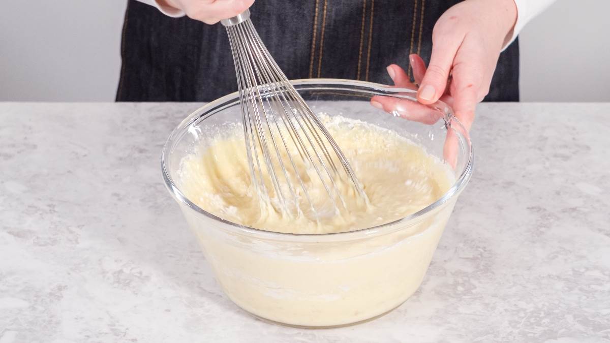 Mešanje smese za banana hleb nakon dodavanja mokrih sastojaka