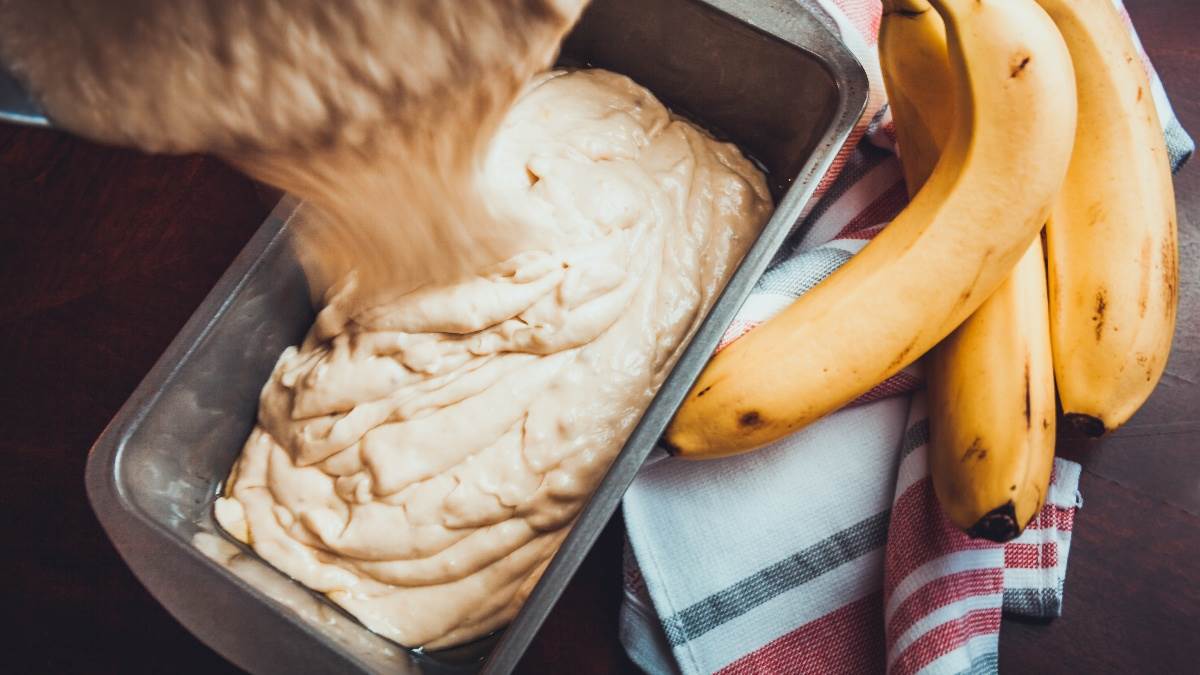 Sipanje smese za banana hleb u kalup