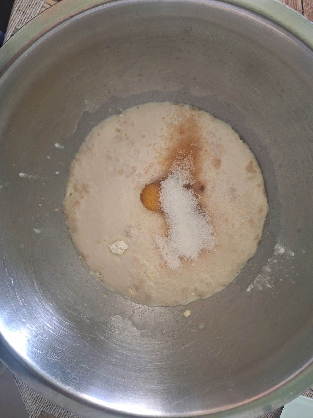 Aktiviran kvasac sa šećerom, brašnom, jajetom i vanil šećerom za  štrudlu sa makom u činiji