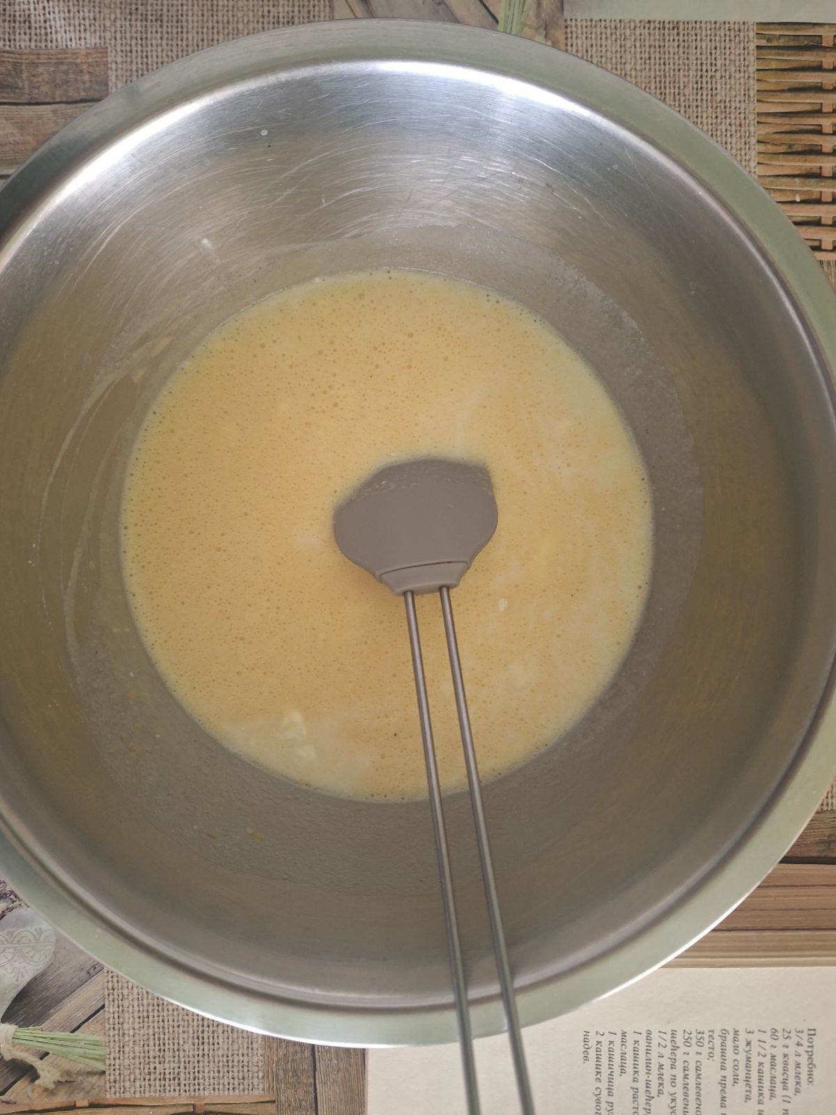 Aktiviran kvasac sa šećerom, brašnom, jajetom i vanil šećerom i mlekom za  štrudlu sa makom u činiji