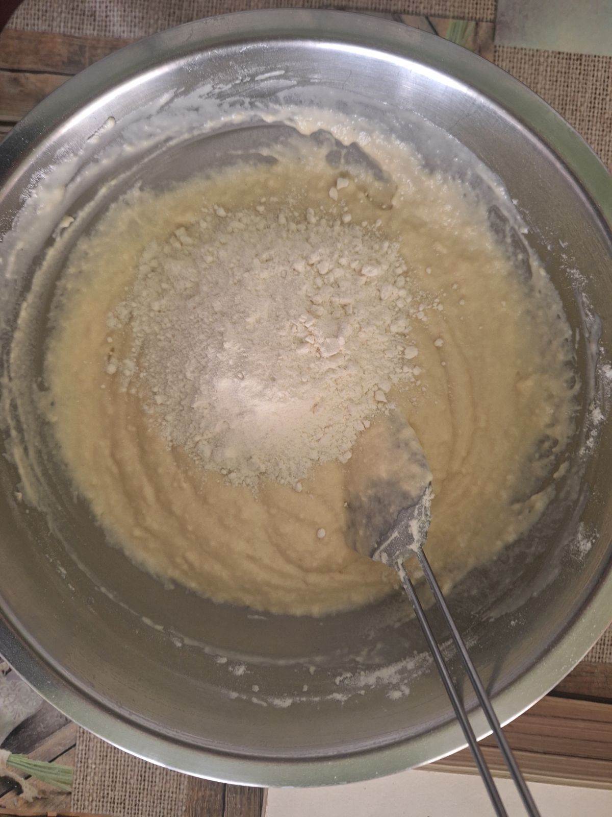 Dodavanje brašna u smesu za testo za štrudlu sa makom