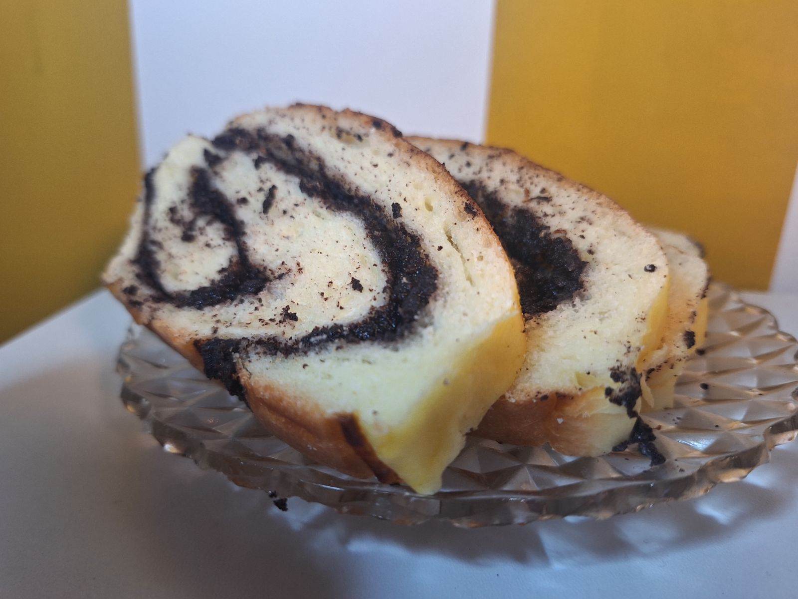 Štrudla sa makom na tanjiru