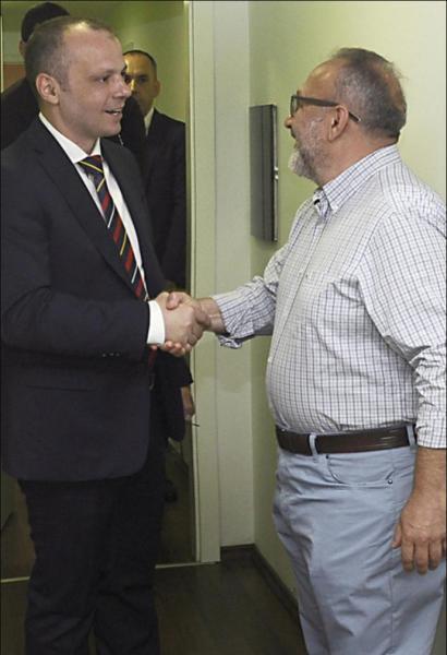 MAKEDONSKI SLOBODEN PEČAT SIMBOL SLOBODNOG NOVINARSTVA