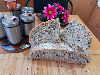 Domaći integralni hleb sa semenkama.jpg