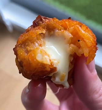 Kroketi od pirinča sa mocarelom.png