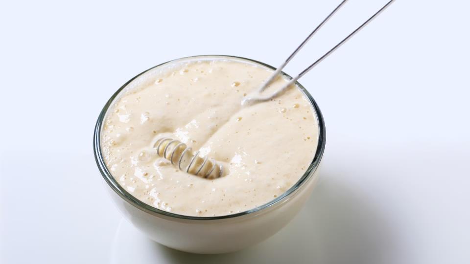 Testo za kajzeršmarn u činiji sa mutilicom